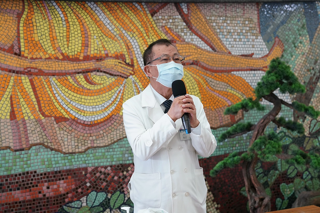 醫檢師忙什麼?副院長吳彬安表示,在新冠肺炎疫情期間,抗原快篩、PCR核酸病毒檢測等都是醫檢師的工作內容,他們也是幕後英雄。