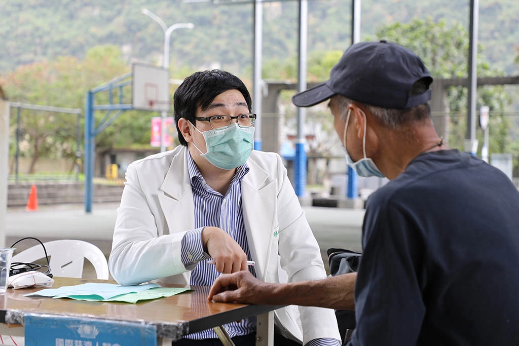 骨科醫師李祥安指出,前來就診的民眾大多症狀為腰椎或膝蓋等下半身的退化,由於偏鄉老年人口較多,加上以從事勞動事業人口為主,身體功能退化的情況較普遍。