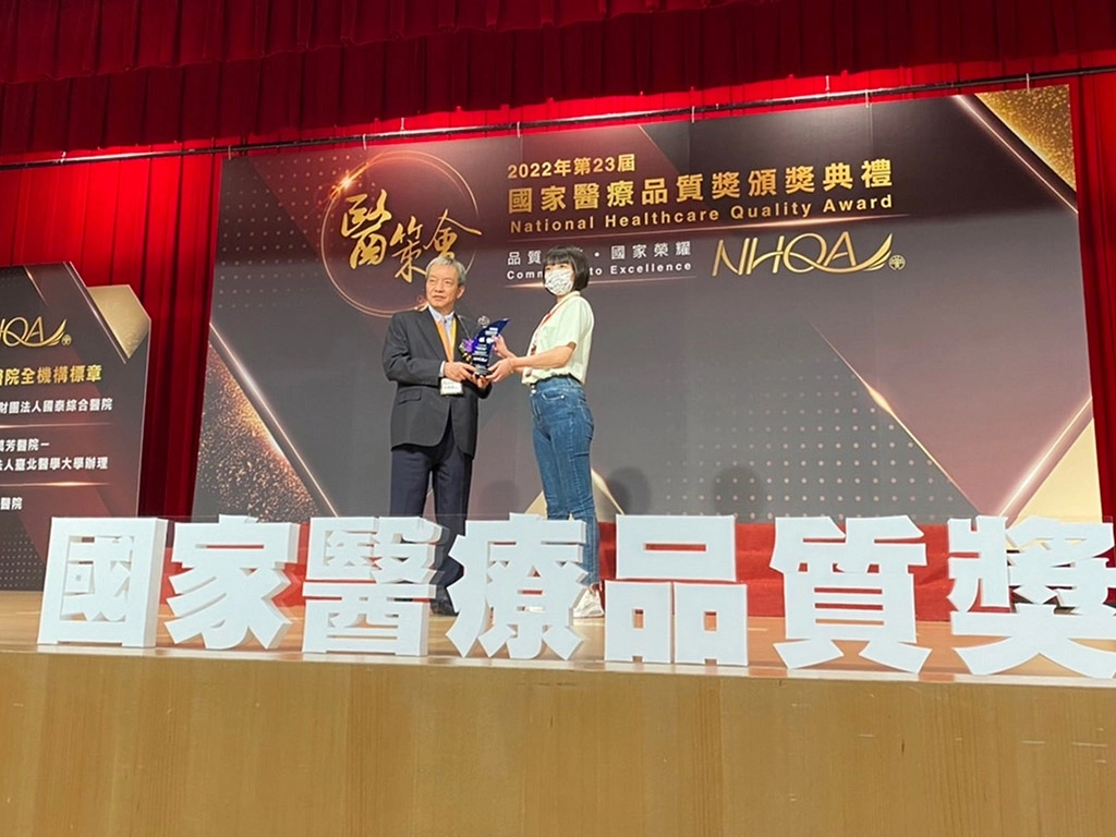 內科加護病房護理師洪翊珊(右)代表領取 國家品質獎銀獎。