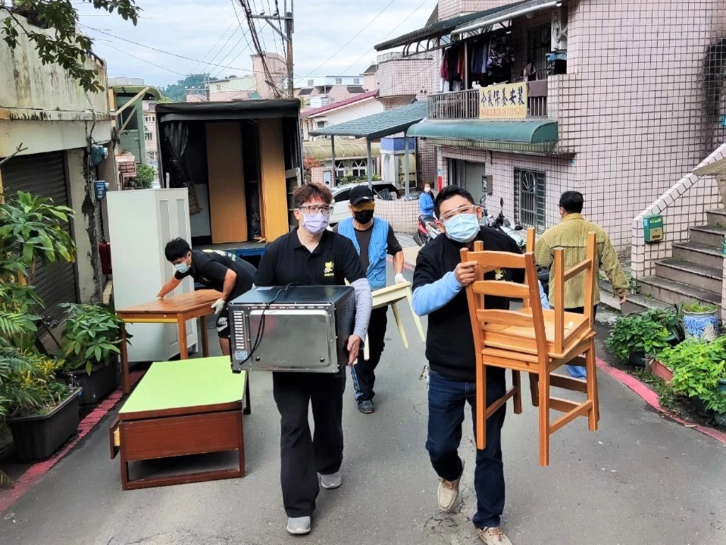 幸福小站團隊將二手物資搬運至媒合的家庭