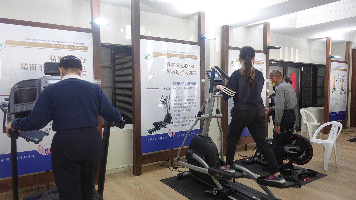 花蓮靜思堂設立「輕安妙坊」運動館於1月14日正式啟用,民眾體驗。(攝影:陳誼謙)