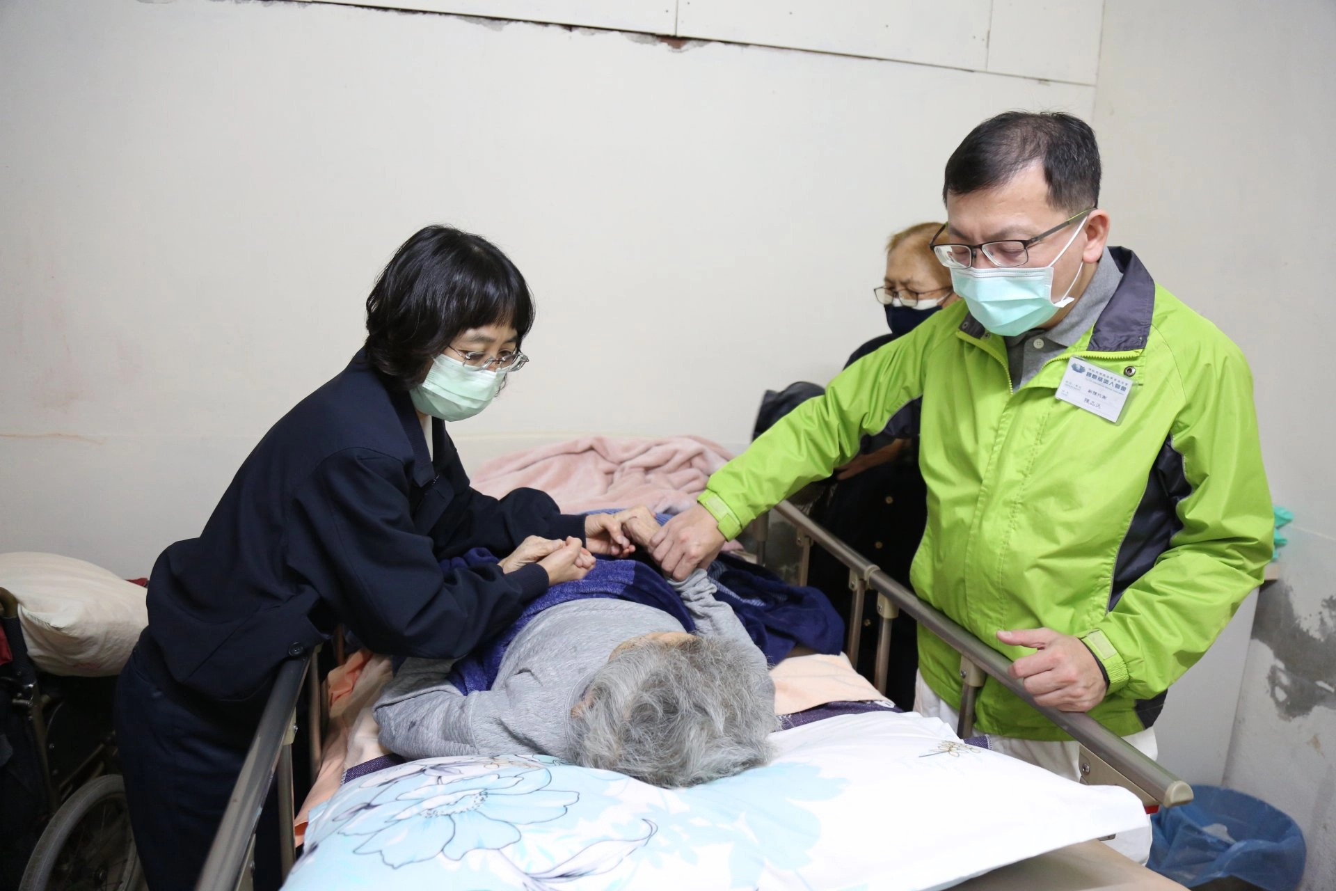 陳品汎醫師及林妙華藥師關懷卧床長者。