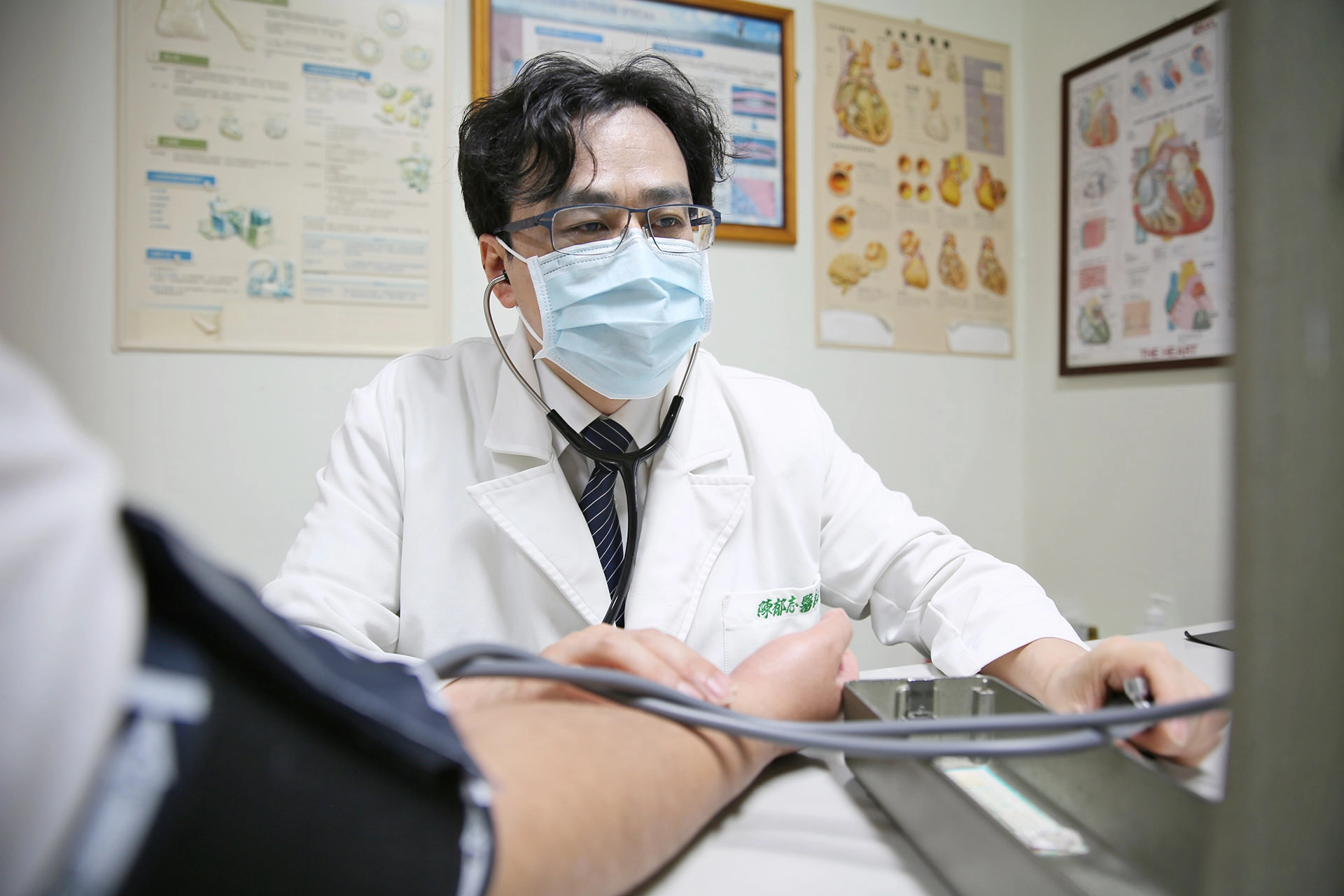 花蓮慈濟醫院心臟內科主任陳郁志表示,常見猝死原因為心因性猝死,高風險族群更要注意包含有心血管疾病、糖尿病、吸菸習慣等民眾需提高警覺,若有不適得盡速就醫。