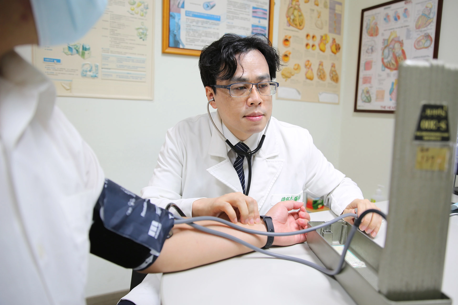 花蓮慈濟醫院心臟內科主任陳郁志表示,常見猝死原因為心因性猝死,高風險族群更要注意包含有心血管疾病、糖尿病、吸菸習慣等民眾需提高警覺,若有不適得盡速就醫。
