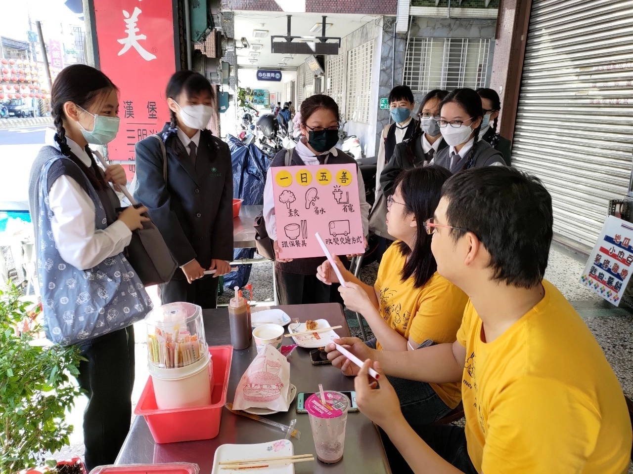 沿途結緣贈送春聯與祝福。