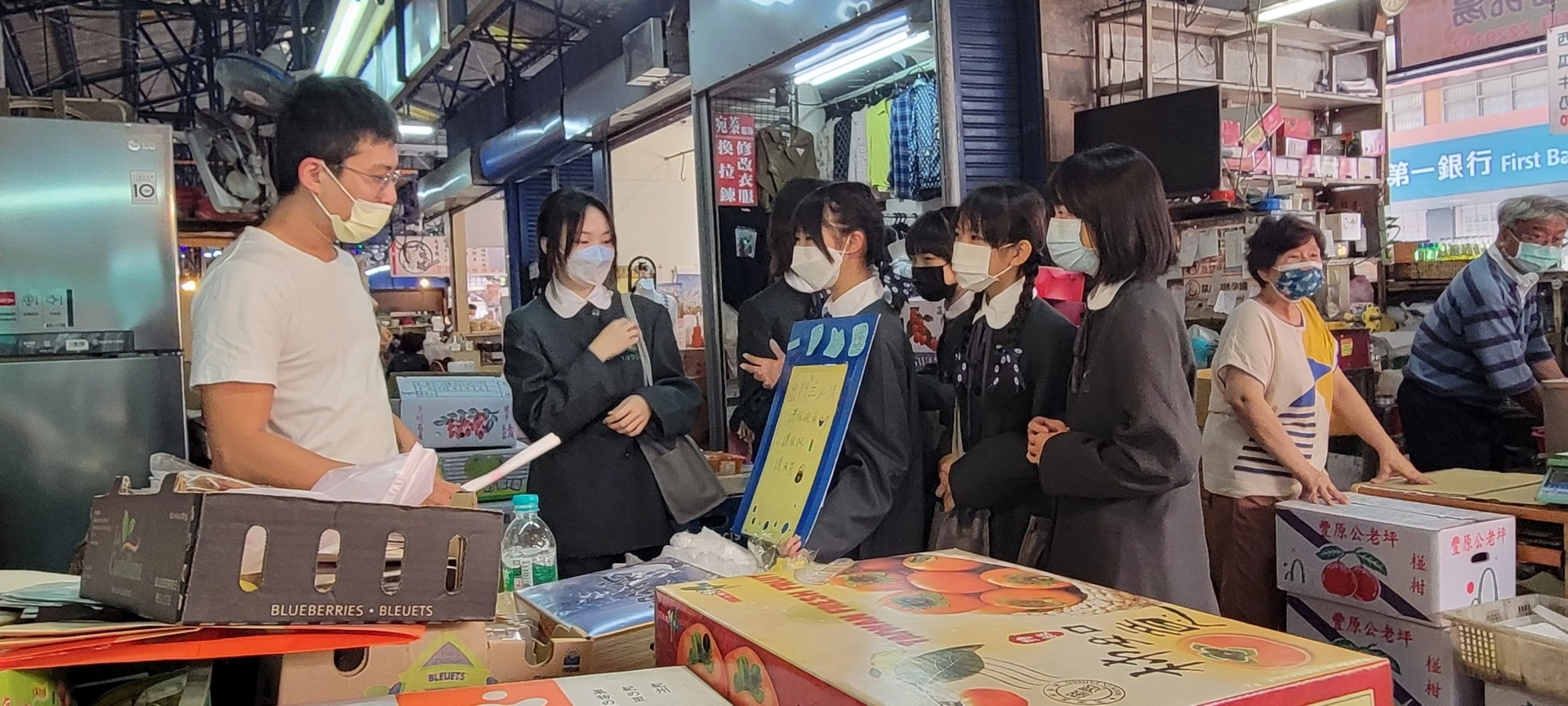 同學們在鴨母寮市場中進行環保宣導。
