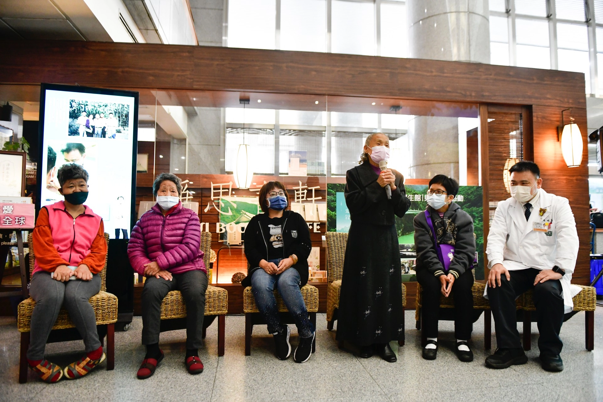 分享會以座談方式,由作者引領大埔鄉民進入時光隧道中,感恩葉醫師二十年來對家人的照顧。