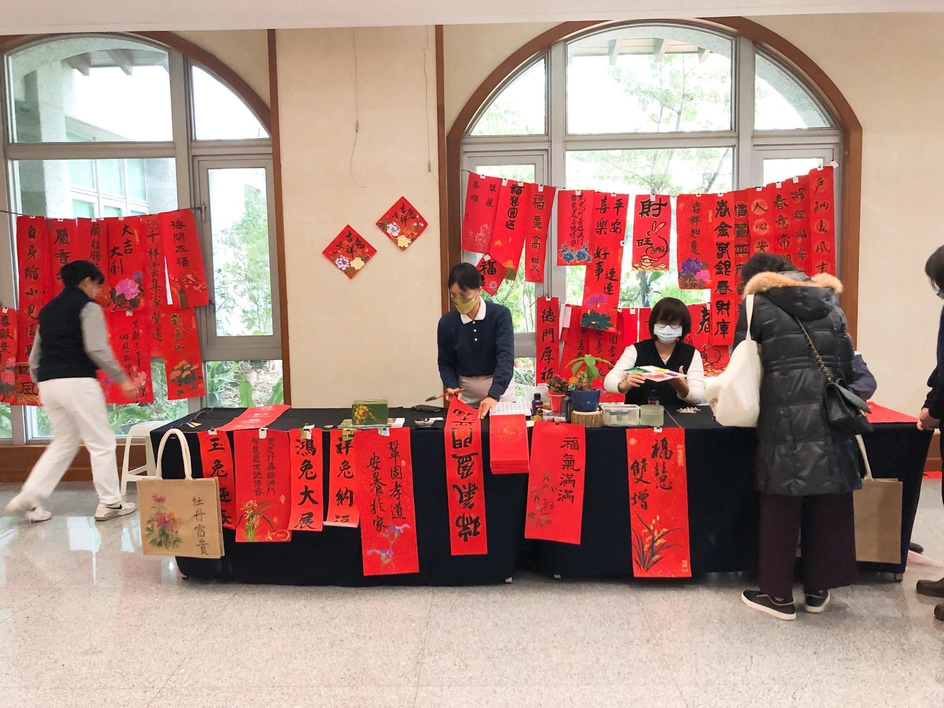 中區人文書畫聯誼去年底安排周一到周五由書畫志工現場揮毫義賣。