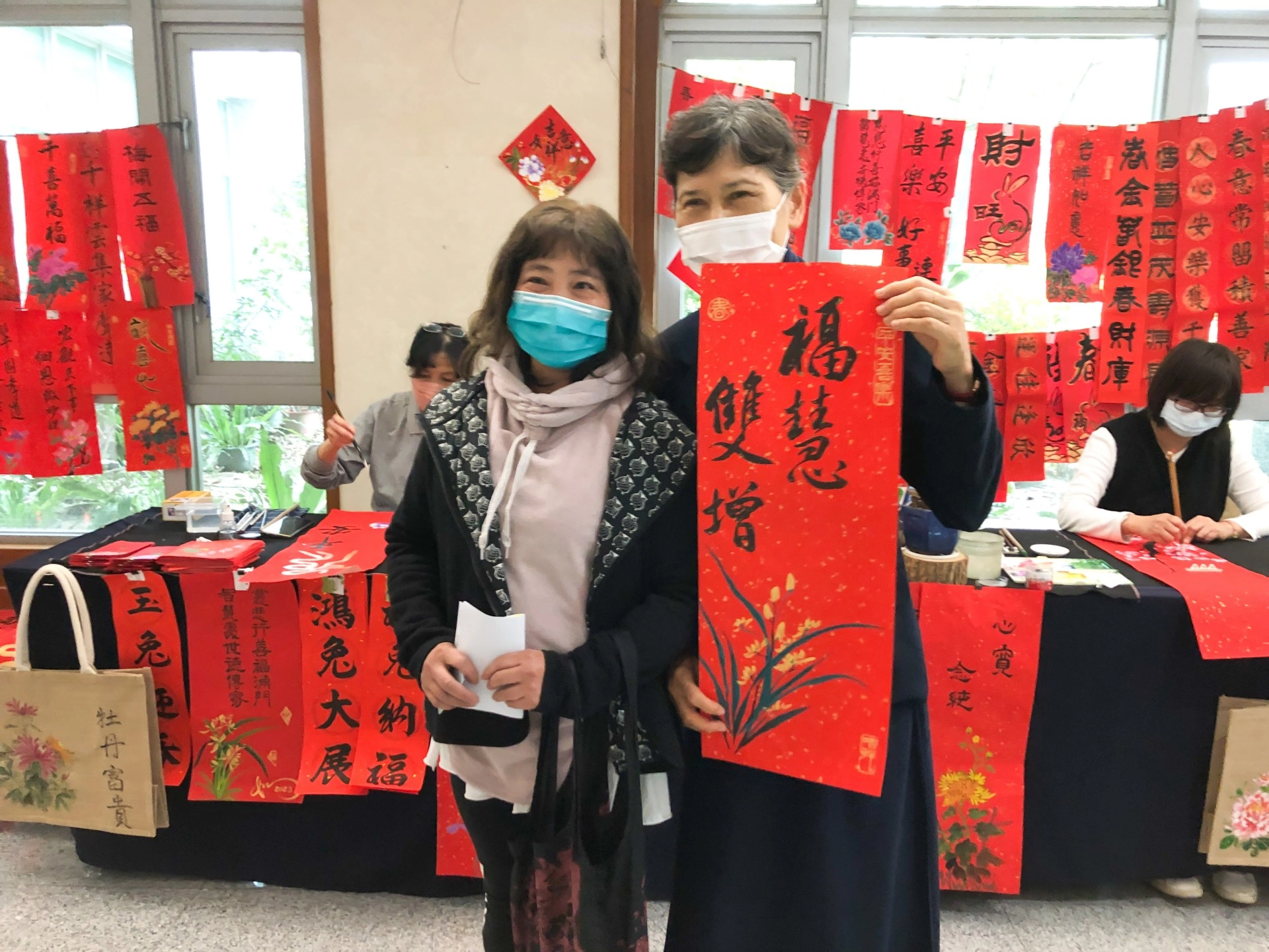 蔡小姐(左)買春聯與書畫討喜氣。