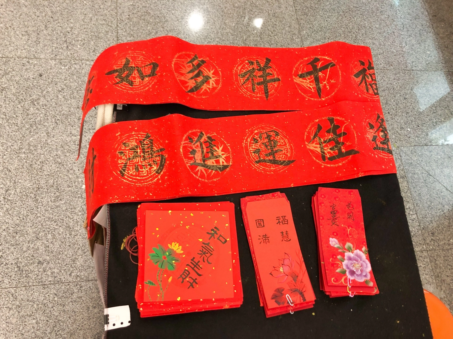 十九日就診大德持繳費收據至現場領號碼牌,就可兌換春聯、年畫等新春結緣品。