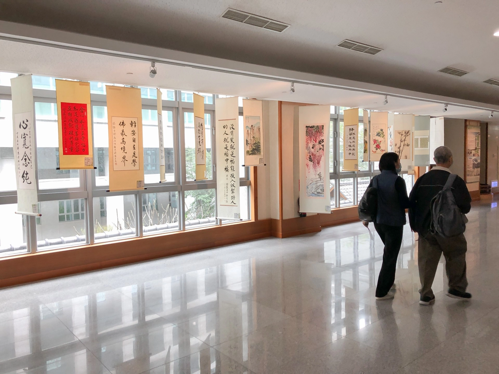一百三十幅書畫在臺中慈濟醫院大愛樓一、二樓展覽,展期至三月底。