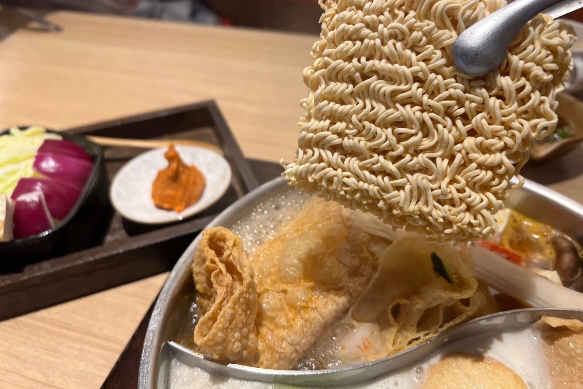火鍋隱藏著健康風險,選用食材必須更加謹慎。