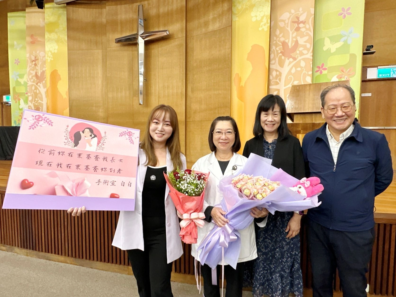 台東基督教醫院藥劑科藥師林宜靜(左二)、手術室護理師白蕙瑄(左一)是母女檔。林宜靜在農曆過年前榮退,白蕙瑄特地送上真鈔巧克力花束及特製告白卡。母女倆與東基醫療財團法人執行長呂信雄(右一)、吳方芳(右二)賢伉儷合照留念。