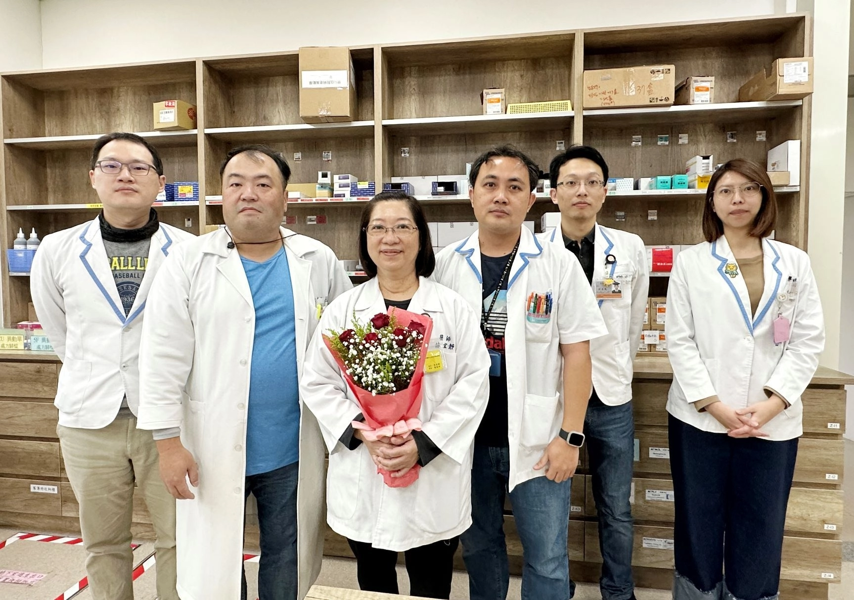 台東基督教醫院藥劑科藥師林宜靜即將揮別工作了二十五年的職場,與藥劑科主任陳志明(左二)等同事們合影。