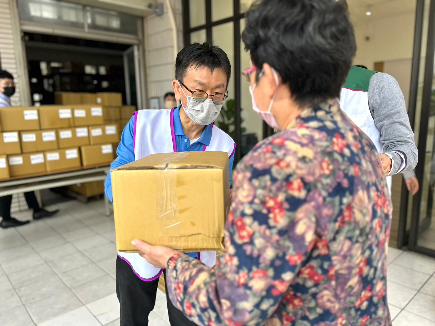 正大聯合會計師事務所所長羅裕傑親手將祝福送達。
