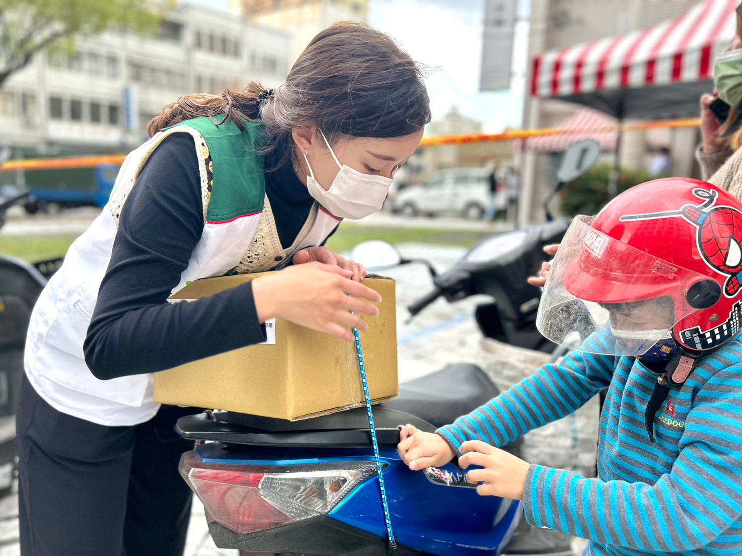 花蓮家扶中心社工同仁,協助發放年菜給孩子與家庭。