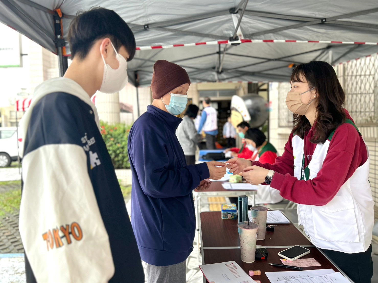 花蓮家扶中心社工同仁,協助發放年菜給孩子與家庭。