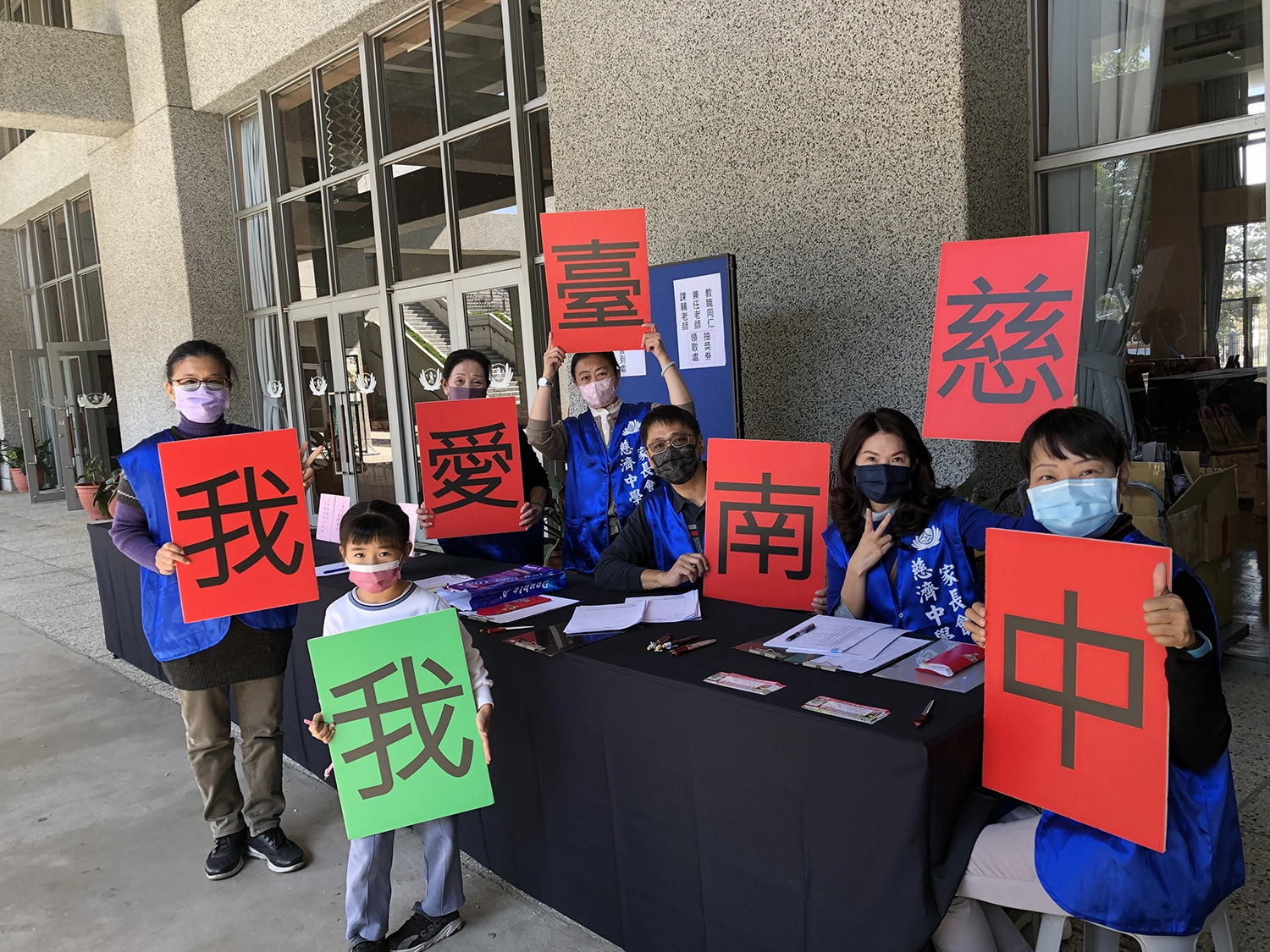 感恩臺南慈中第16屆家長會籌備感恩餐會,為學校師長獻上祝福。