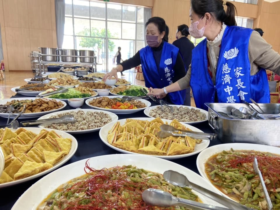 臺南慈中中央廚房備辦蔬食料理,讓大家吃得美味又健康。