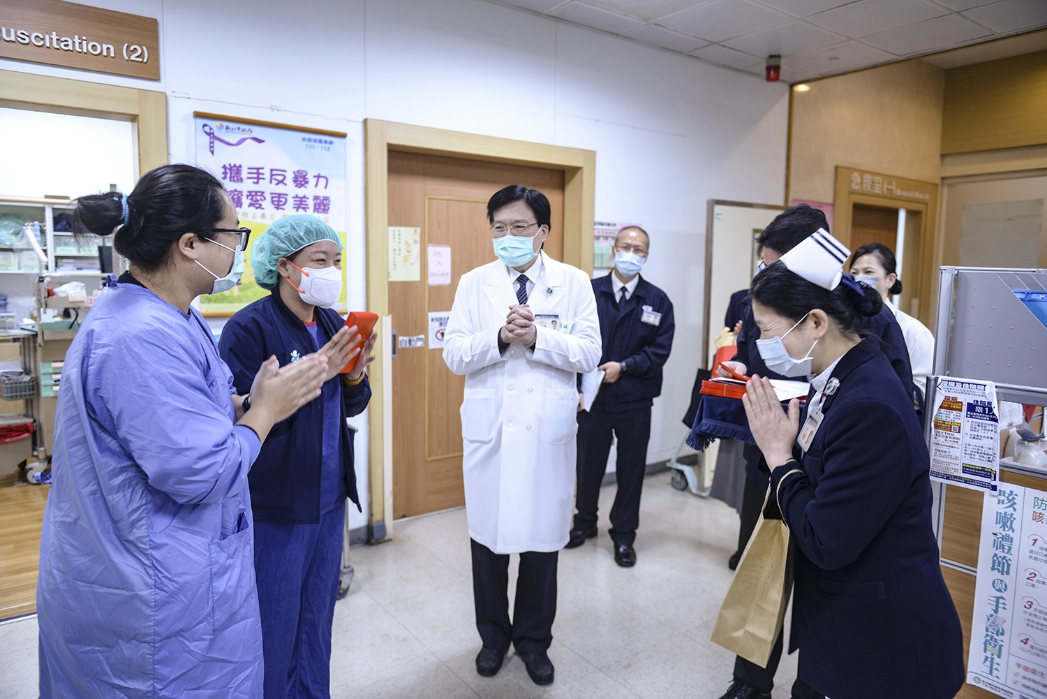 趙院長與吳秋鳳主任感恩急診團隊堅守崗位,辛勞付出。(圖/連志強)