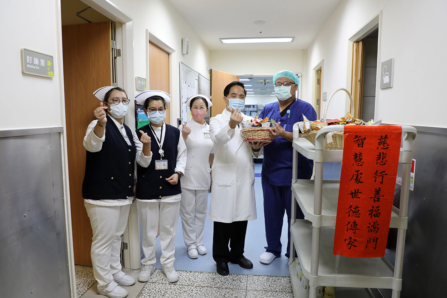林欣榮院長也關心年節期間各單位的工作量,特別叮嚀同仁天冷注意保暖、要保重身體,也邀請大家能夠一起回到精舍圍爐。
