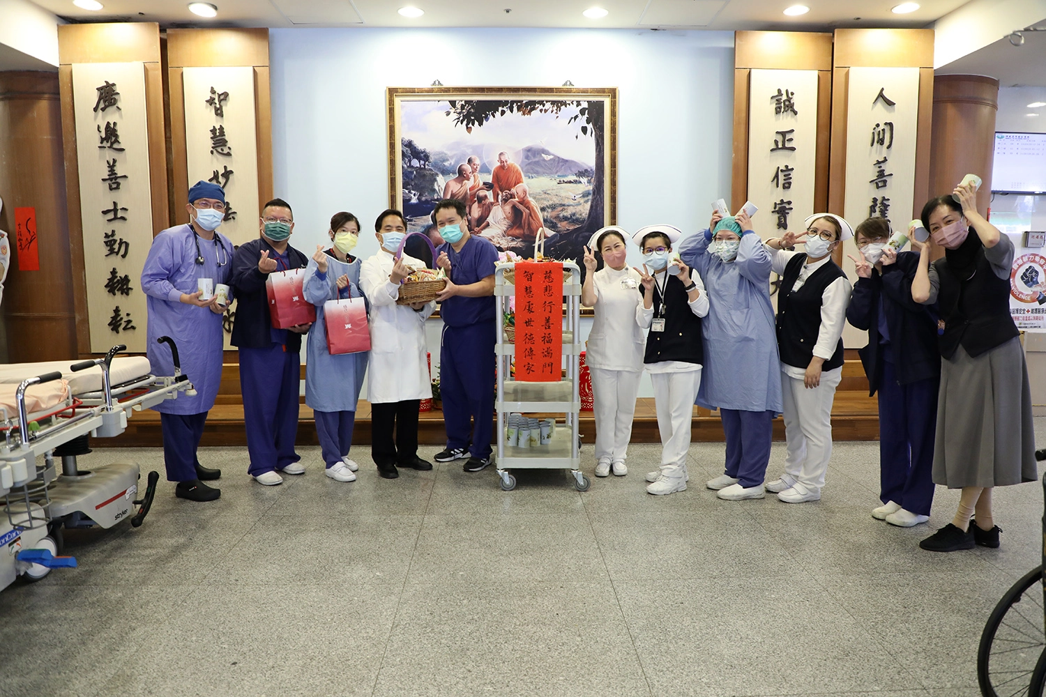 林欣榮院長也關心年節期間各單位的工作量,特別叮嚀同仁天冷注意保暖、要保重身體,也邀請大家能夠一起回到精舍圍爐。