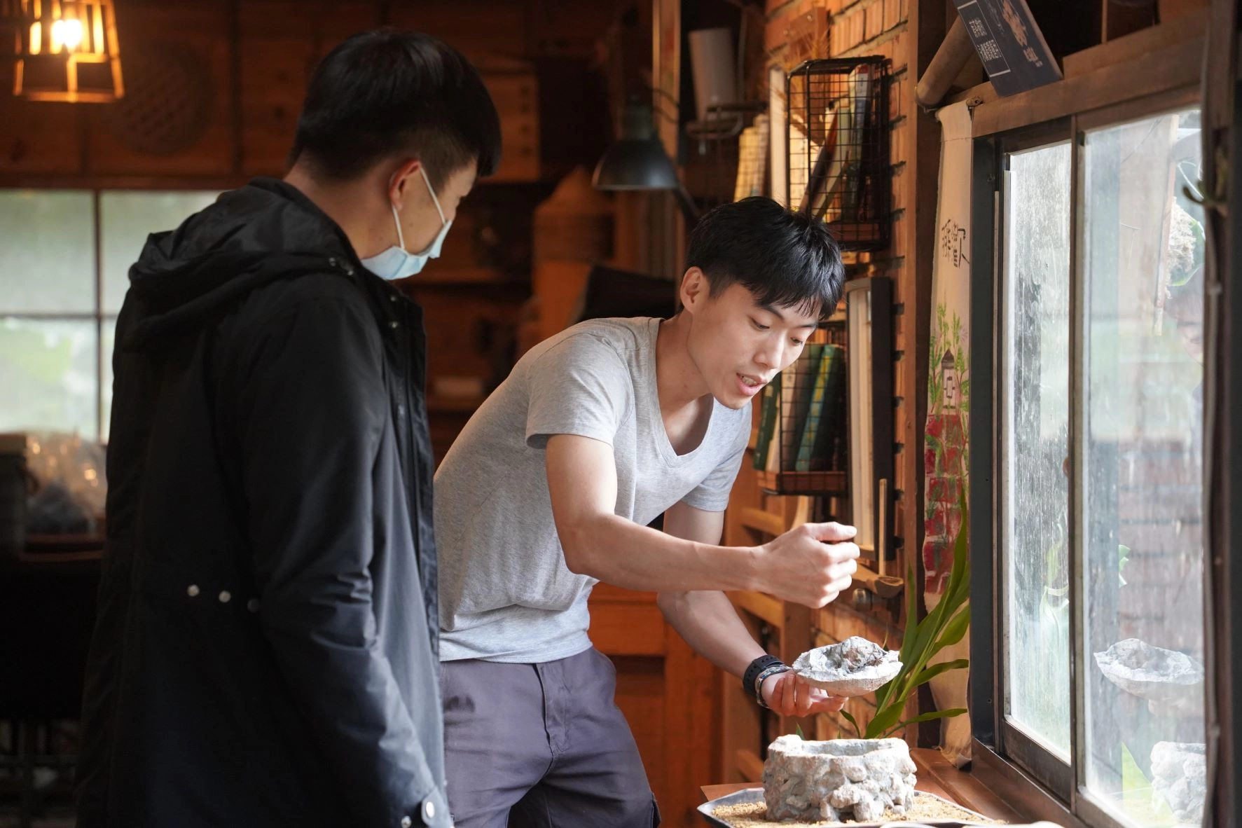 張哲岳拿出木炭古窯模型介紹內部構造與歷史
