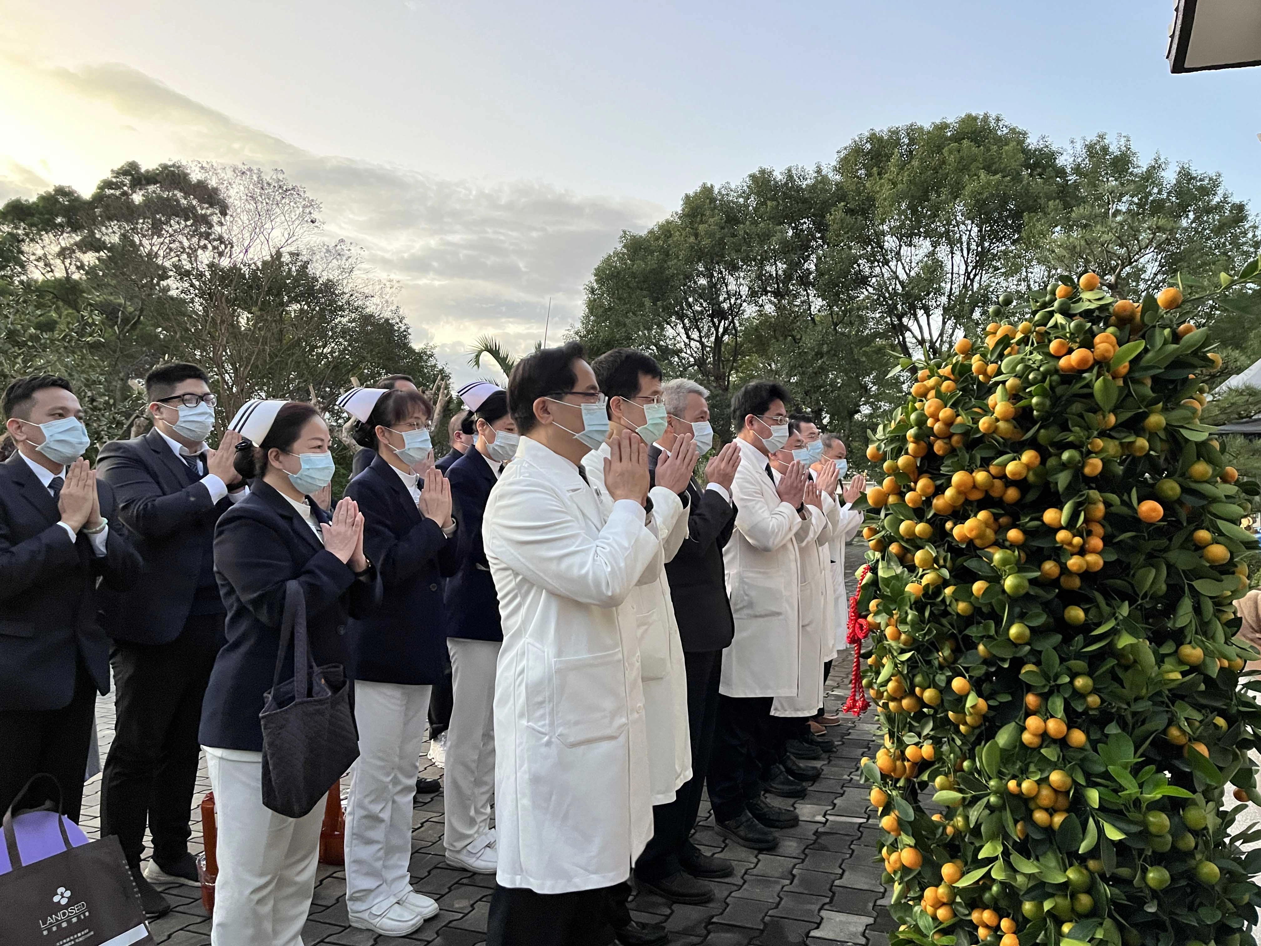 林欣榮院長(前排右一)等人先向佛菩薩問訊。(攝影/劉明繐攝)