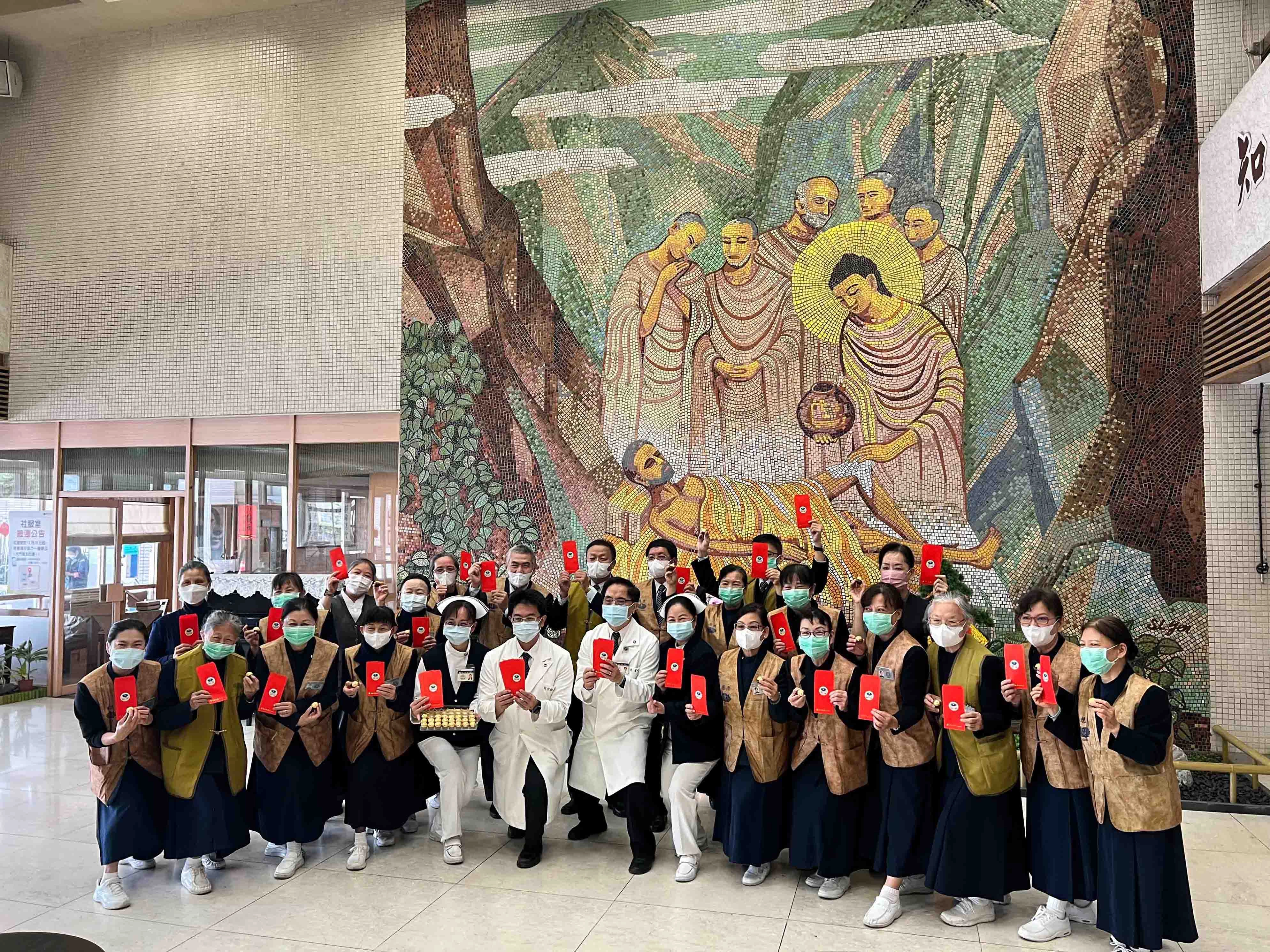 林欣榮院長(前排左七)、何宗融副院長(前排左六)、護理部主任鍾惠君(前排左八)、副主任呂基燕(前排左五)誠摯感恩祝福醫療志工的付出,祝福師兄師姊身體健康天天年輕。(攝影/劉哲明)