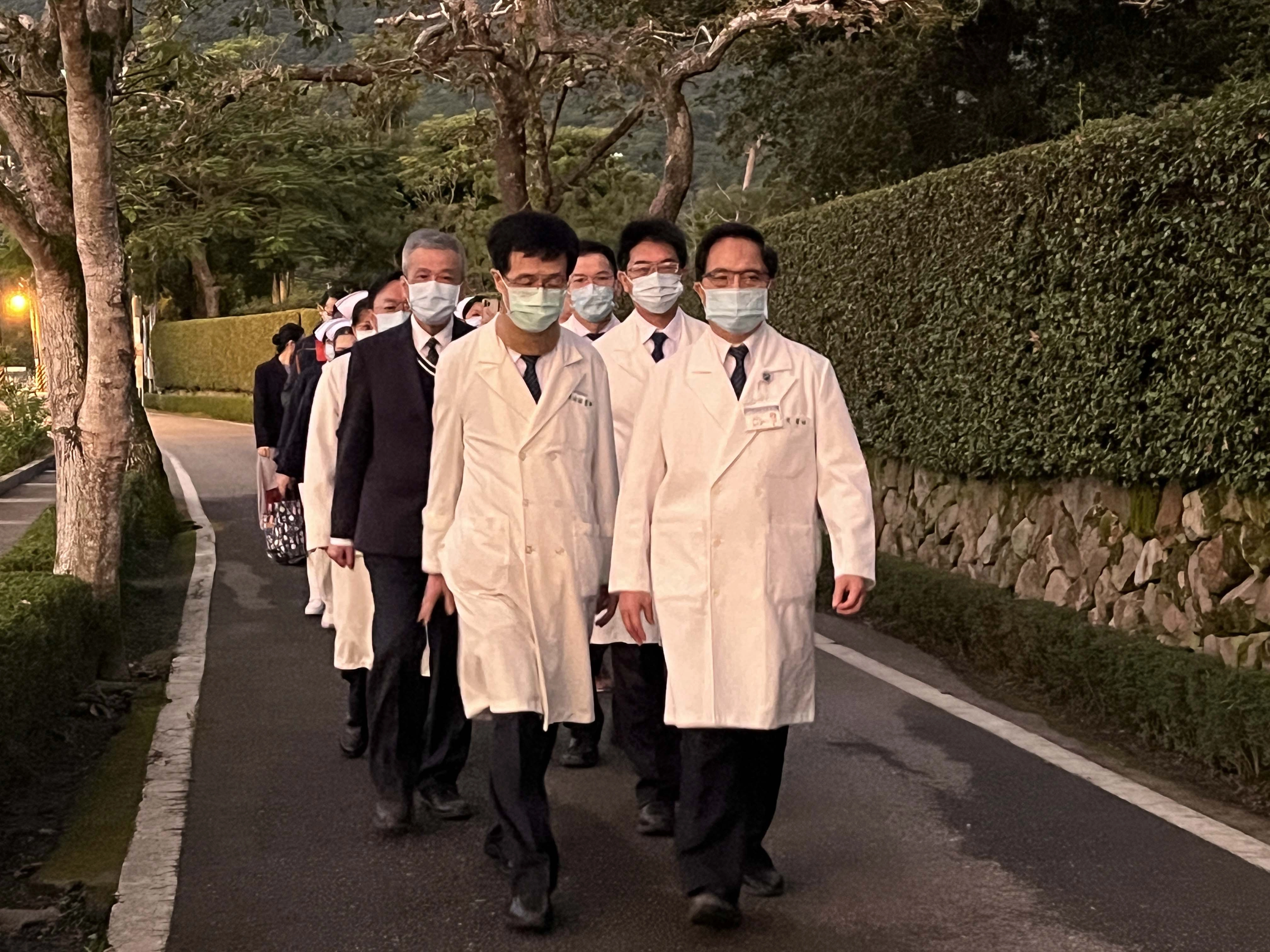 新年初一天將亮,花蓮慈院林欣榮院長(右)與主管、同仁進靜思精舍參加志工早會。(攝影/劉明繐)