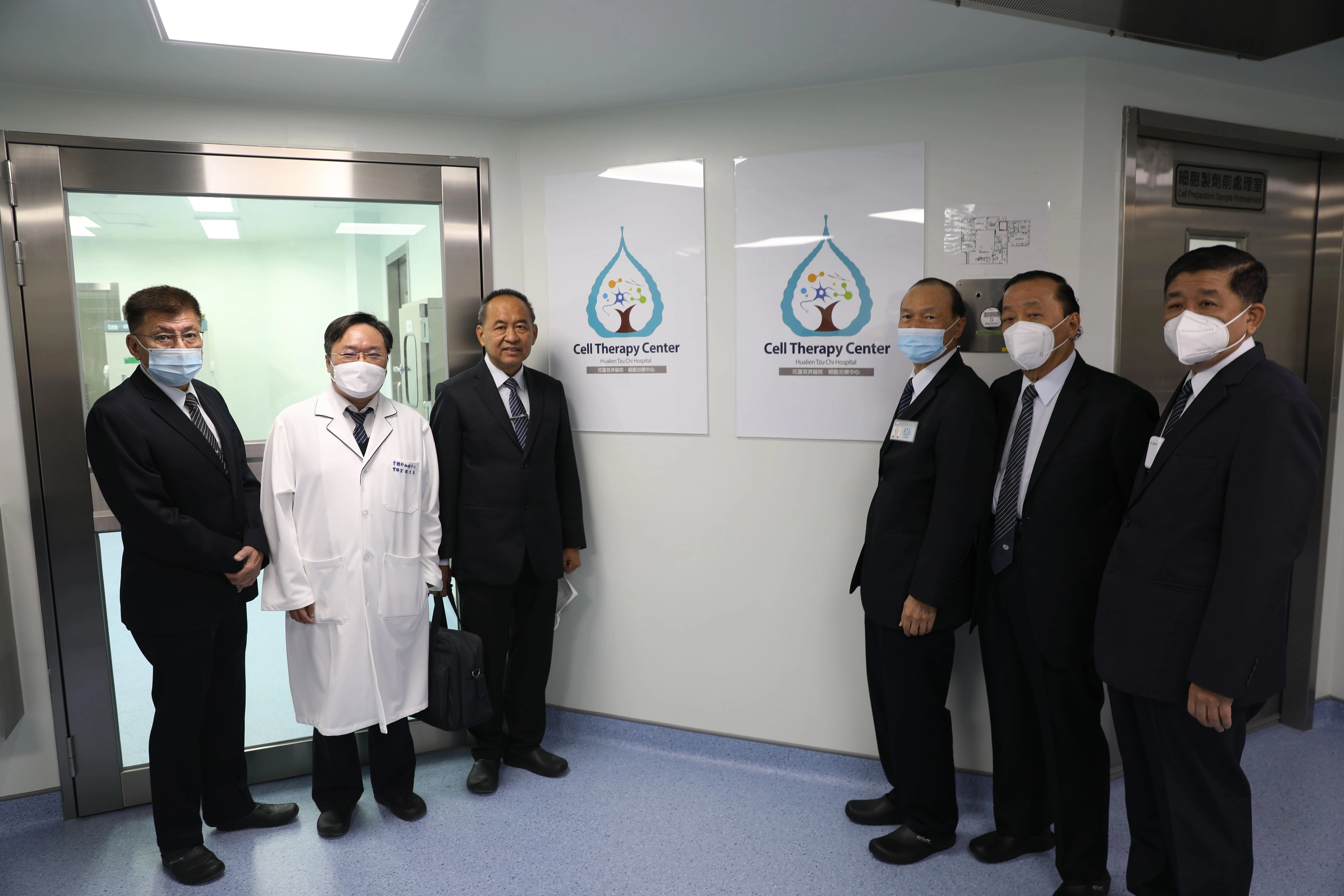 基因暨幹細胞研製中心主任孫立易為馬來西亞實業家引導介紹花蓮慈院幹細胞實驗室。