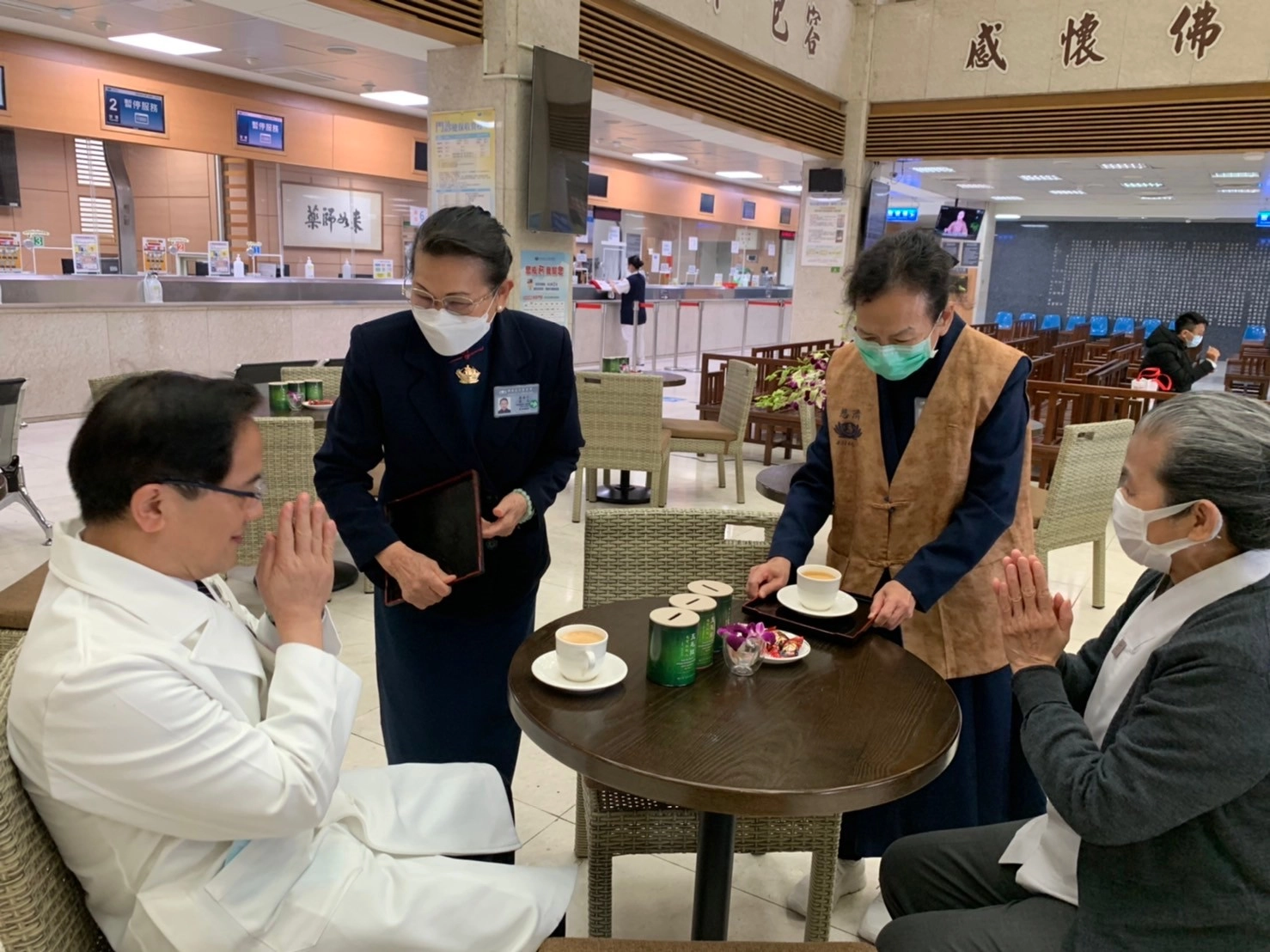 初三一早,林欣榮院長(左一)也到大廳感受咖啡香。