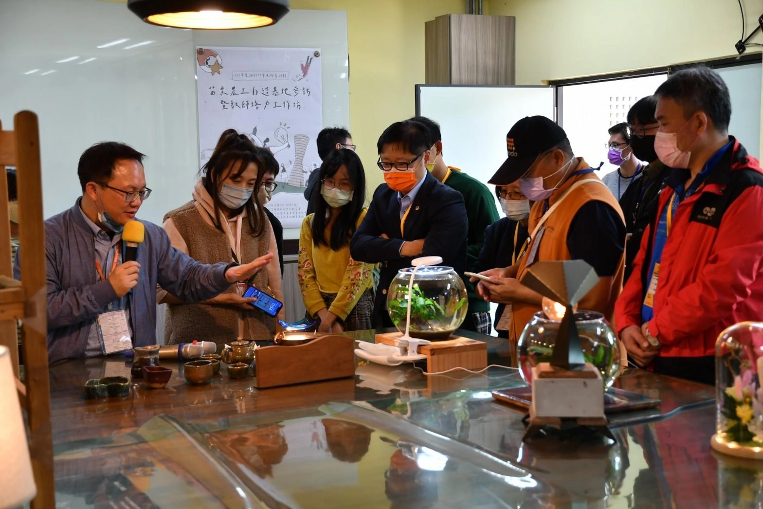 苗栗農工自造實驗室將異材質結合環保與生態,發展再生椅、永生花以及水草造景生態缸