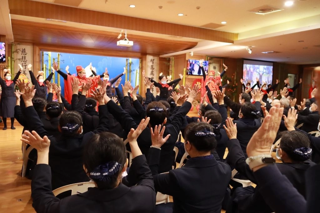 活動會場分組進行接力說好話、靜思語、吉祥語的呼喊,熱絡無比,讓整場的快樂氣氛達到最高點。