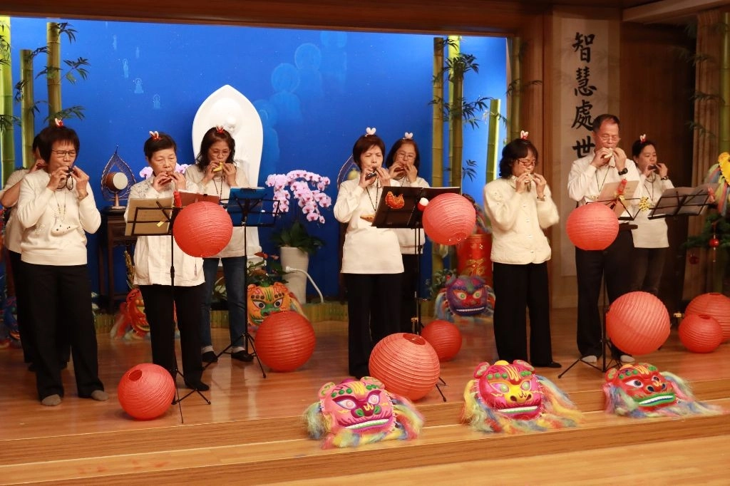 陶笛迎春,笛聲飄揚的「東區美樂笛」班學員,演奏「幸福的臉」「廟會」等過新年應景名曲。