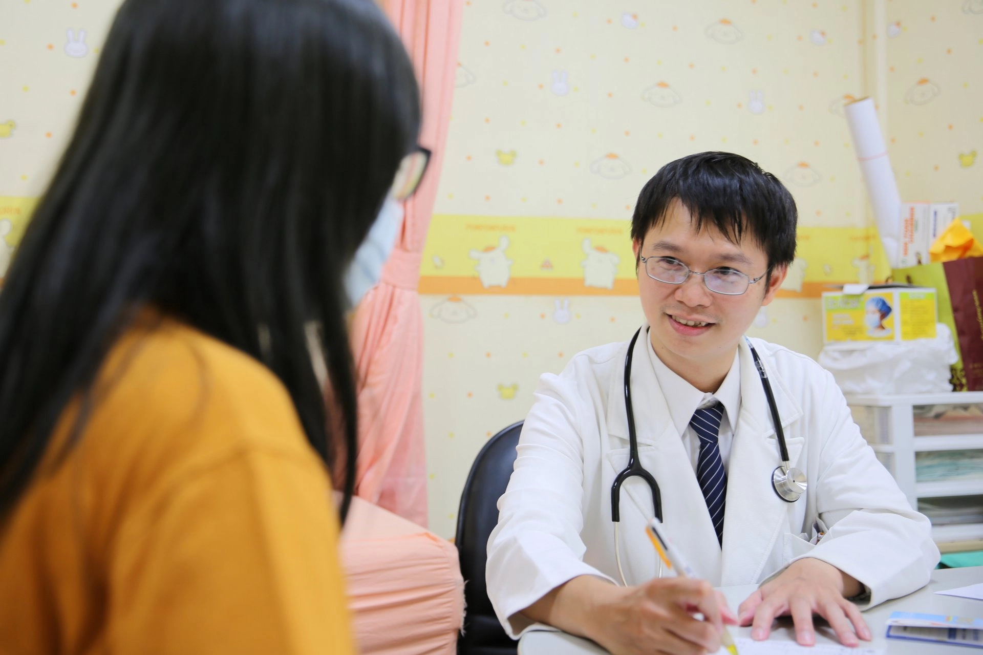 兒科病房主任陳明群表示,小兒團隊不僅針對陳小妹進行內分泌和胰臟炎的症狀治療,還包括後續出院的照護及胰島素衛教。