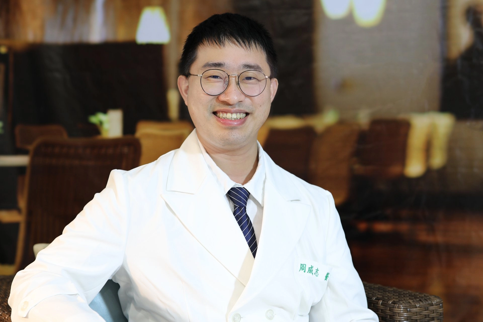 小兒內分泌科周威志醫師指出,陳小妹緊急入院時,除了高血脂,糖化血色素也非常高,團隊也立刻為她進行胰島素治療。