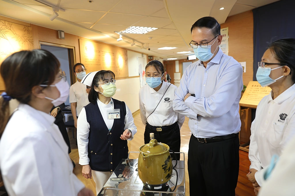 張俰賓博士與新加坡慈濟基金會主管參訪花蓮慈院中醫病房,由總醫師與病房護理長介紹如何利用煎藥壺為患者薰藥治療。