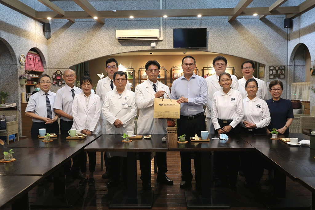 新加坡衛生部中醫管理委員會(TCM Practitioners Board)主席張俰賓博士與四名新加坡慈濟基金會主管,六月二十九日下午抵花蓮慈濟醫院,與何宗融副院長及多位中醫師座談交流,並至花蓮慈濟醫院中醫門診和中醫病房參訪。