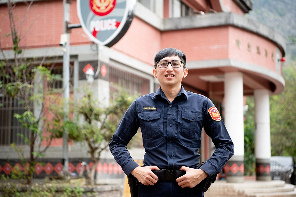大阿奈董千平,長大後成為部落熱心助人的警察,常提醒自己要成為「有能力幫助他人的人」。(台灣世界展望會提供)