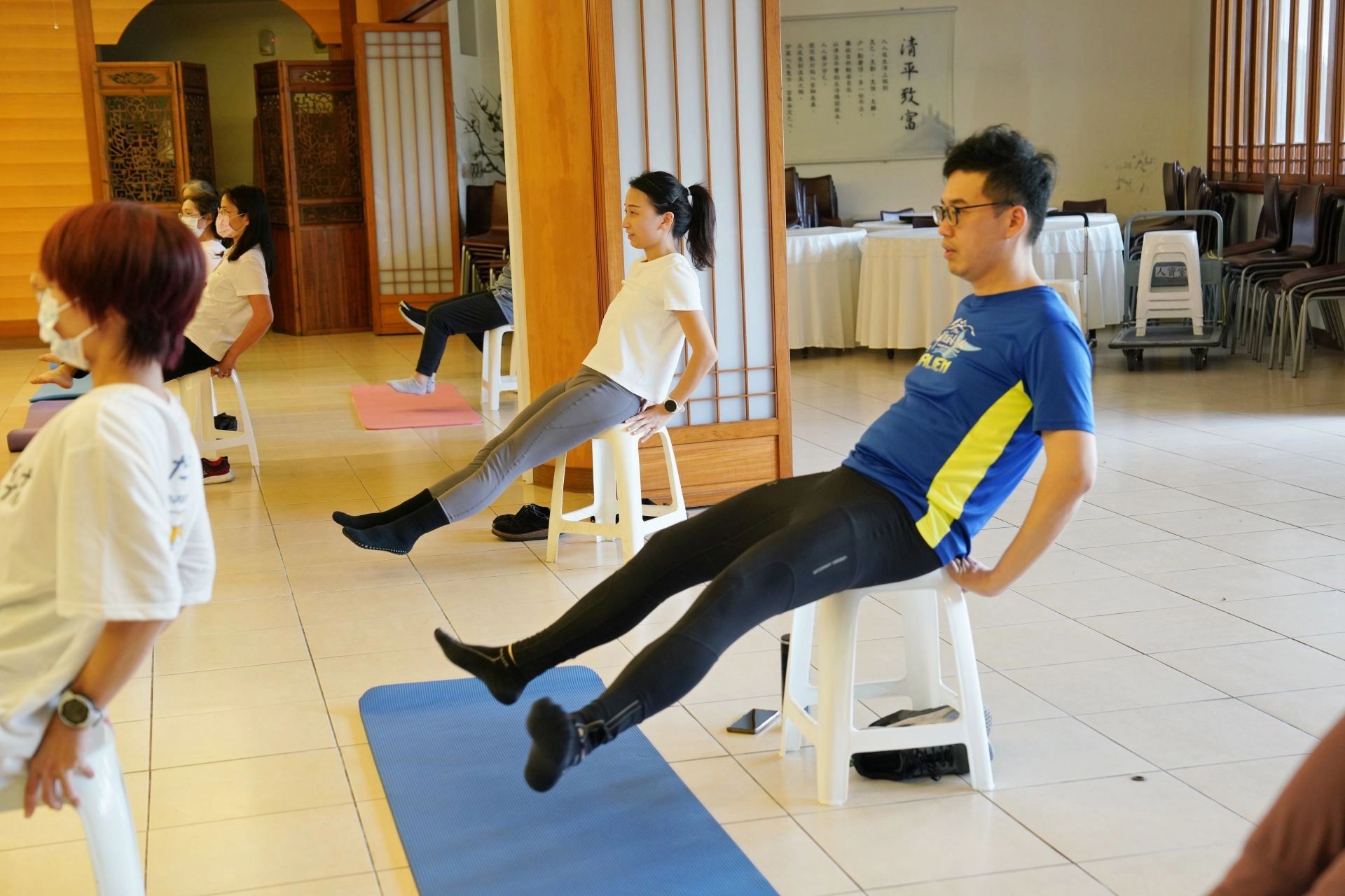 中醫部龔彥綸醫師(右一)說,每天上班就較缺乏運動筋骨,嬋柔運動的前測與後測,讓他的身體明顯感覺到不一樣,也流得滿身汗。