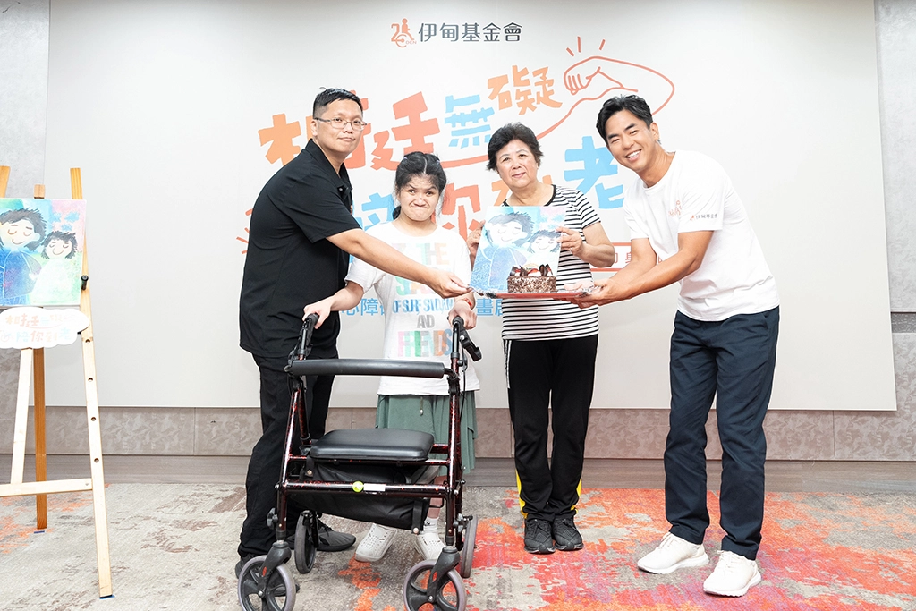 伊甸萬芳啟能中心主任盧紀邦(左一)、服務個案小君(左二),和公益大使柯有倫(右)一起祝小君媽媽生日快樂。