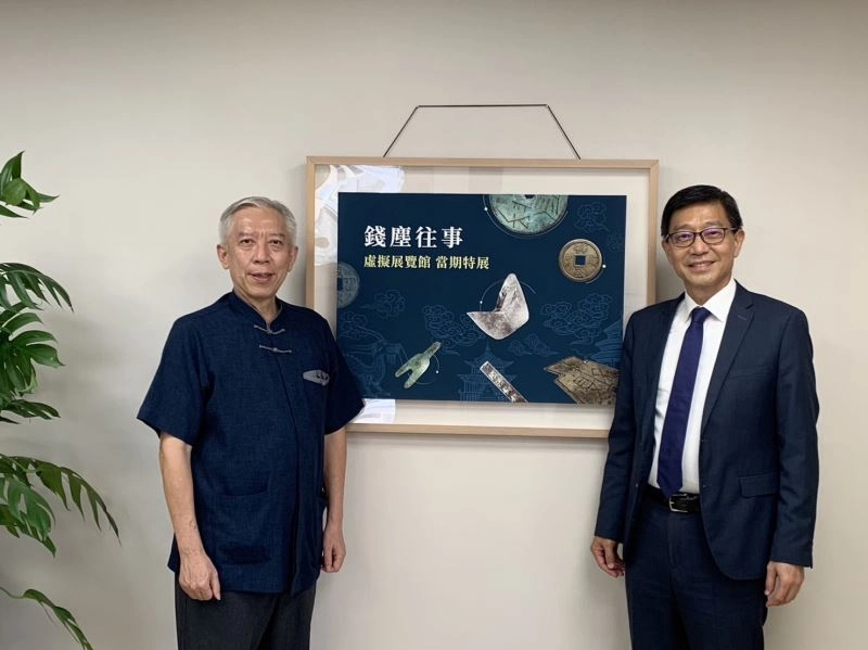 史博館長梁永斐(左)與中央銀行發行局長鄧延達合影