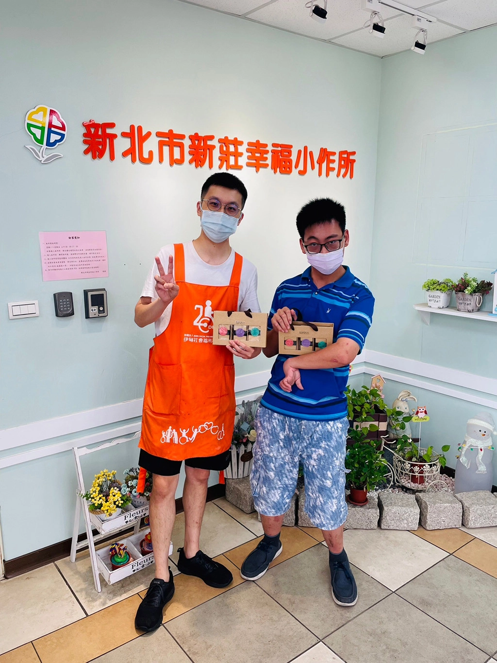 經過社工(圖左)細心的指導,現在阿原(圖右)變得更有自信,同時也能獨立完成手工香皂。