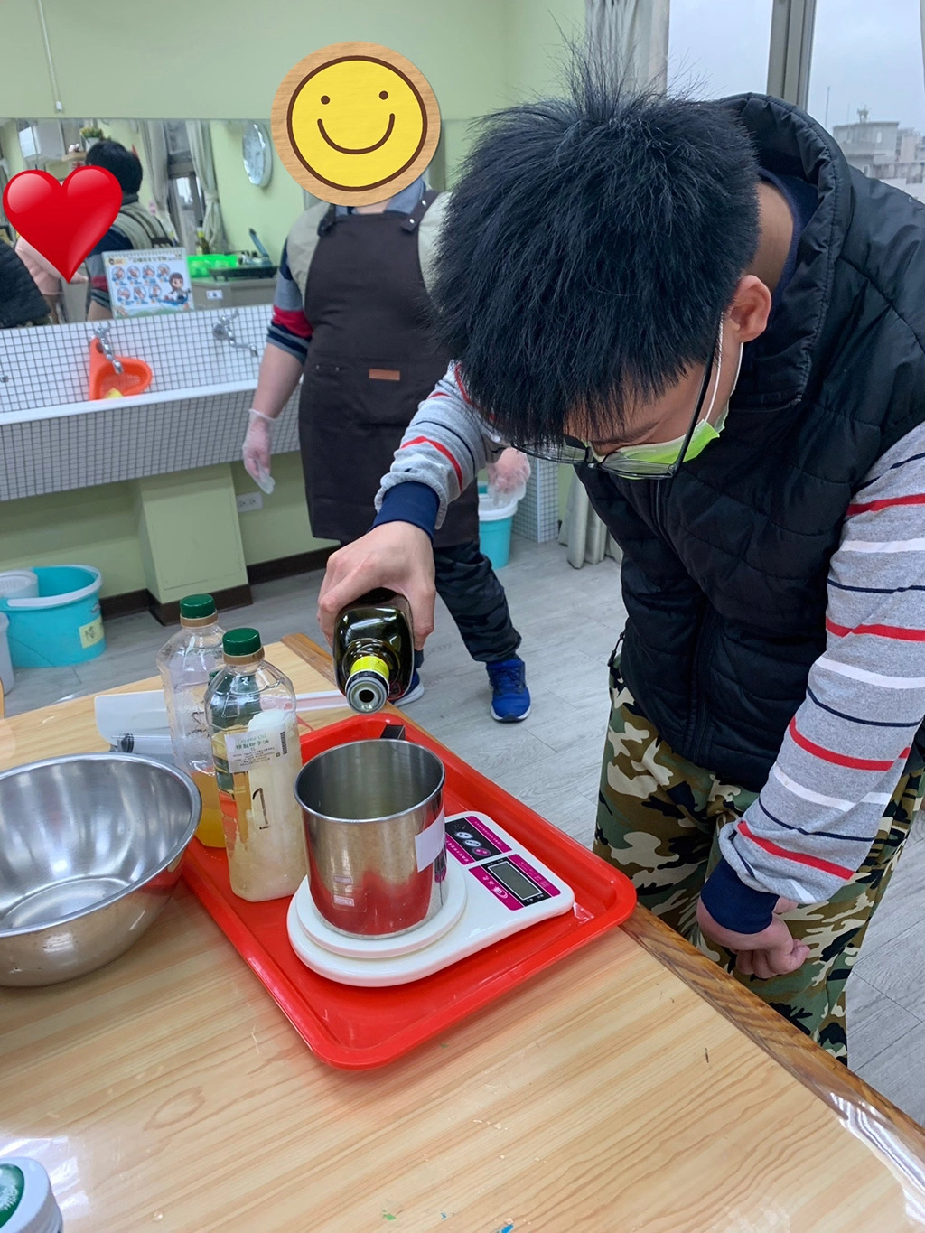 從秤材料的過程中,不僅可以訓練阿原專注力、細膩度外,也能培養正確的工作態度。