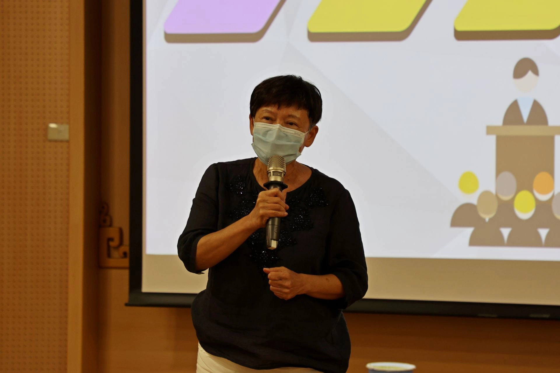 李明玉組長勉勵學員「只要開始,就不怕不進步」。