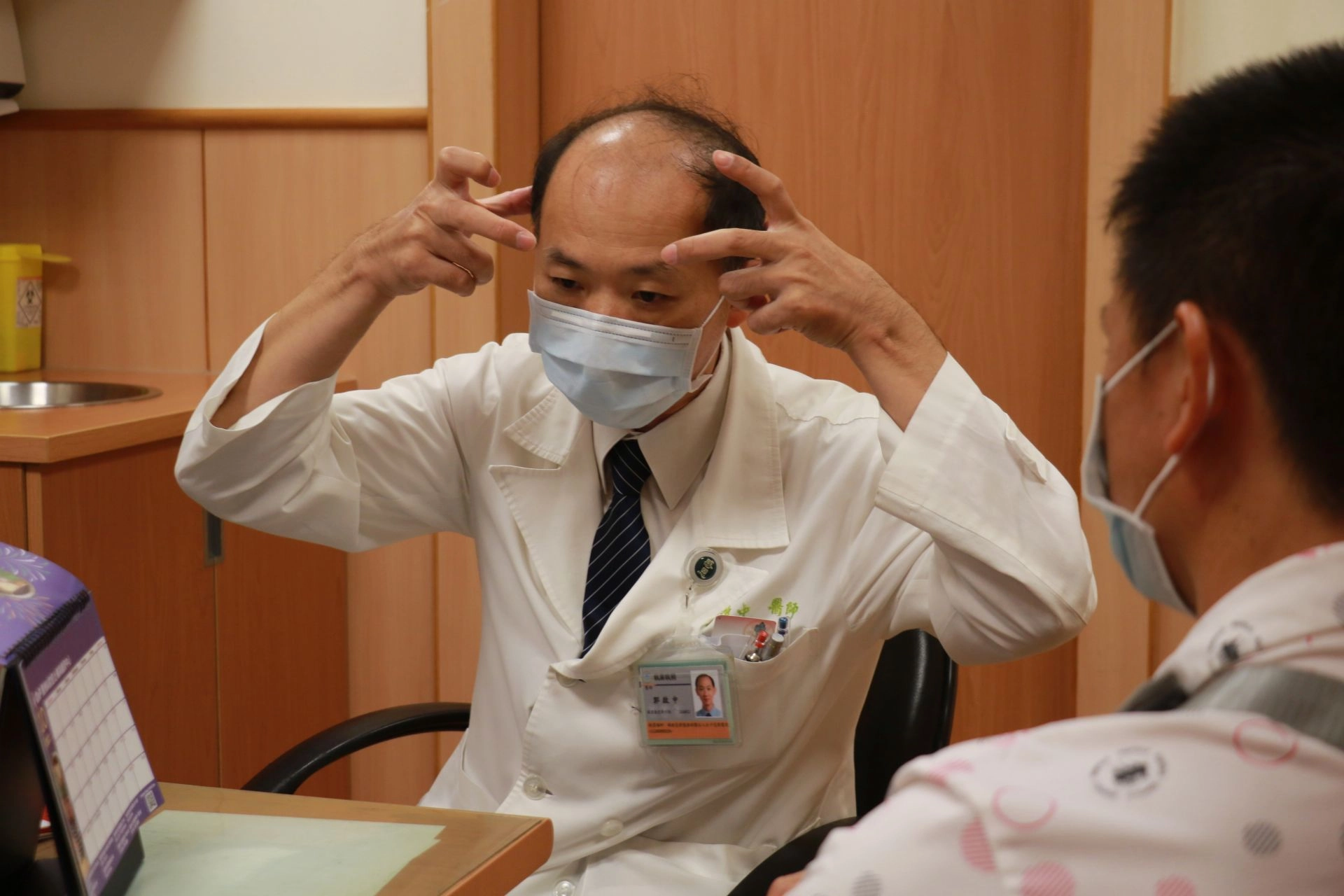 台中慈濟醫院神經醫學郭啟中醫師(左)向病人說明手術過程。