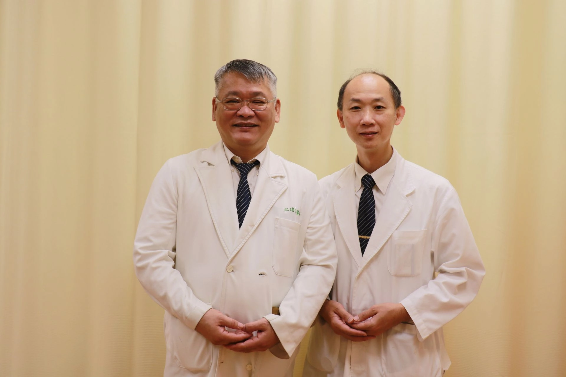 江培業醫師(左)郭啟中醫師(右)攜手治療巴金森病人。