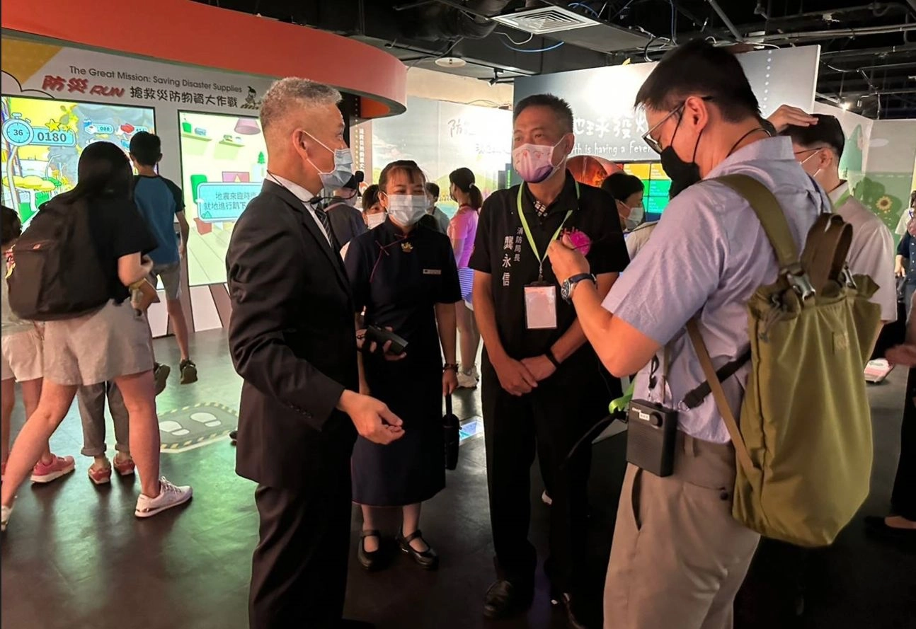 龔永信局長親自觀摩展區後表示,看了這個展有更深切的印象,遇到災害怎麼應對,並減少製造環境汙染。