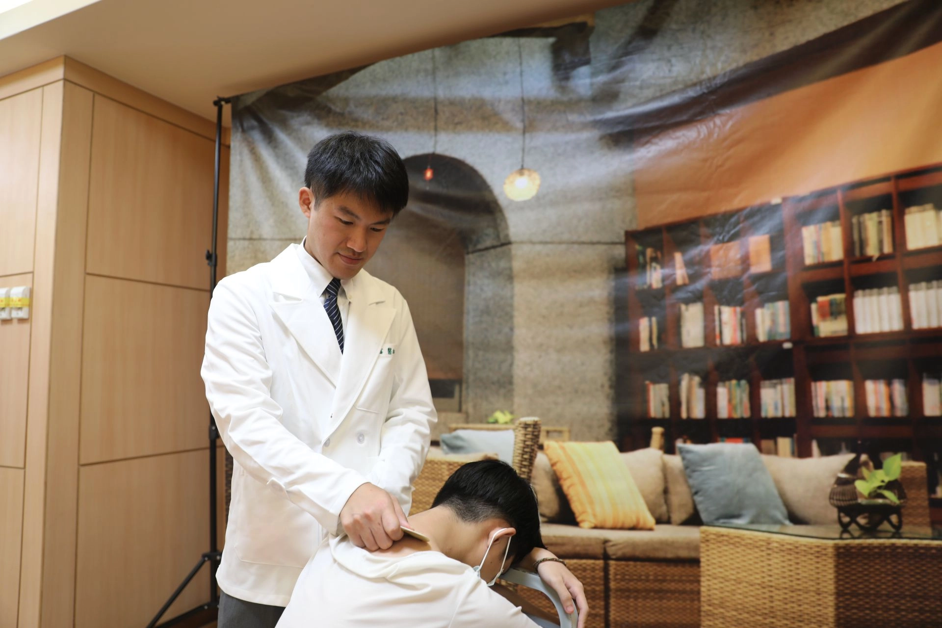 利丞鑫醫師建議,中暑(陽暑)刮痧時,刮痧板跟皮膚之間可以成30-45度角,也可以配合一條根藥膏、凡士林、嬰兒油或者精油。